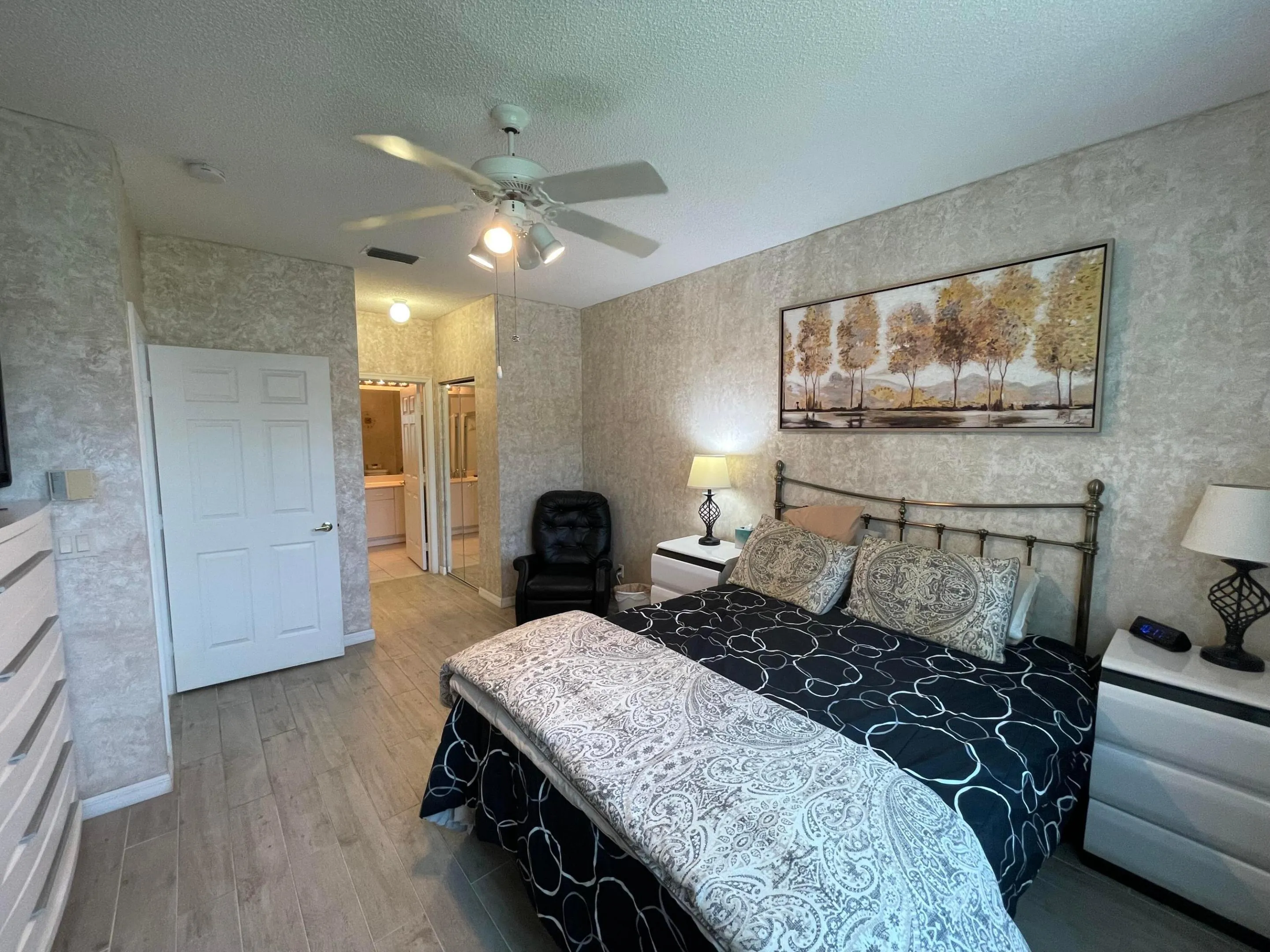 Primary bedroom picture 3