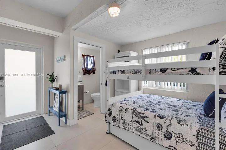 Above Flood and legal ground FL room