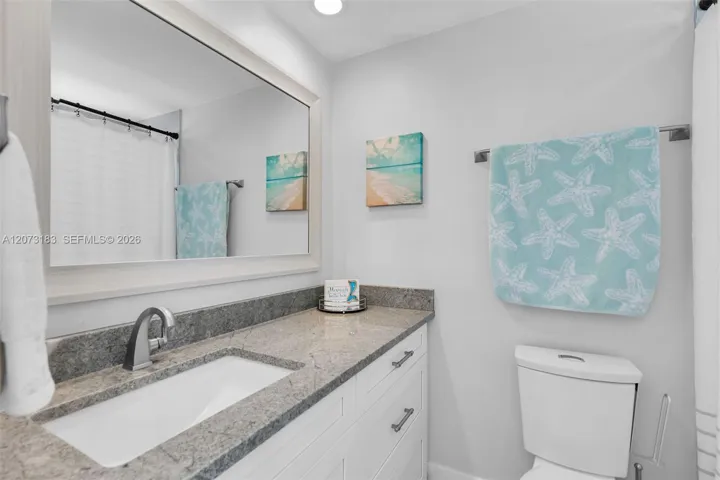 Large 2nd primary bath with bathtub