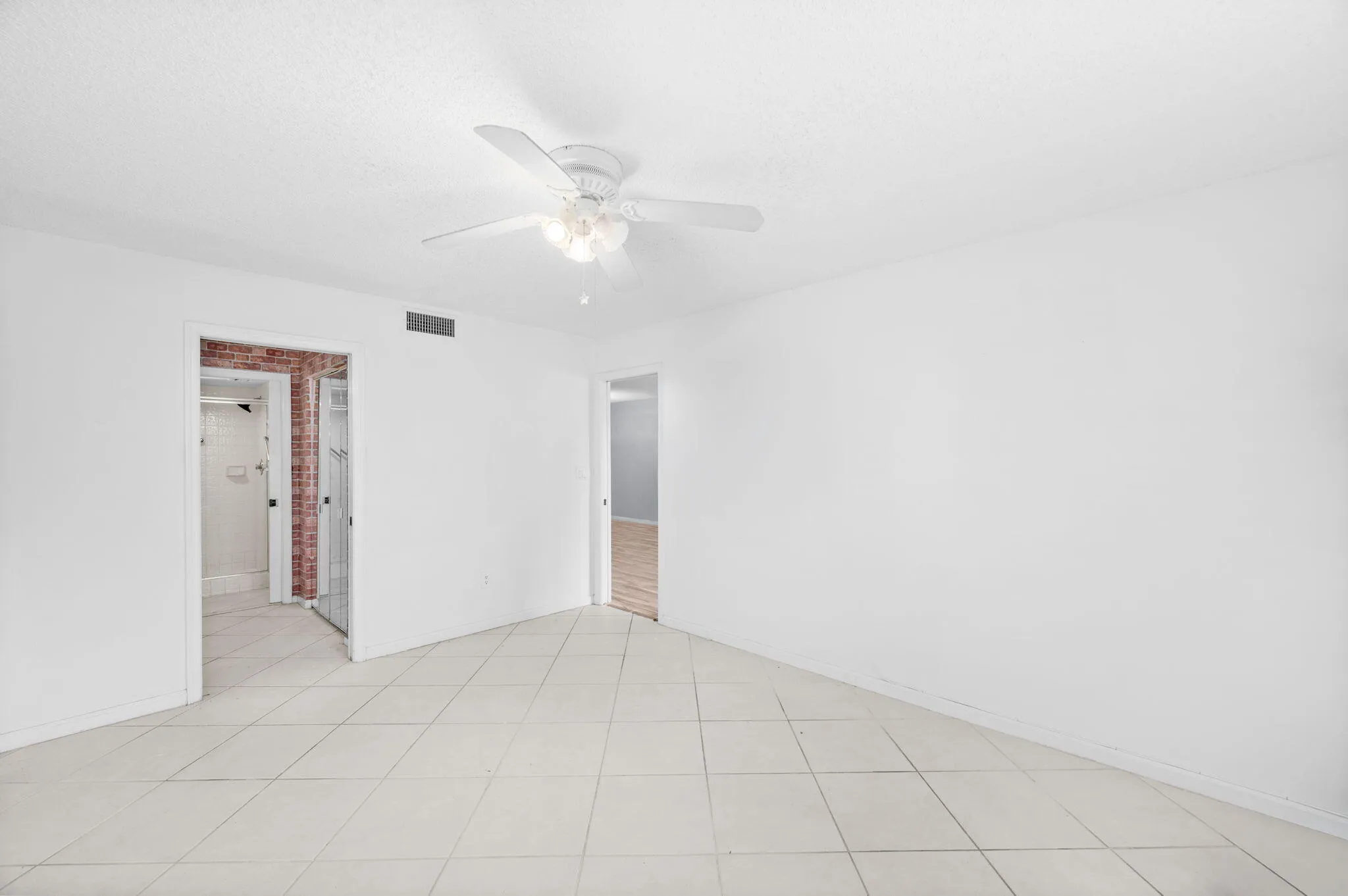 17-web-or-mls-10837 W Clairmont Cir #208