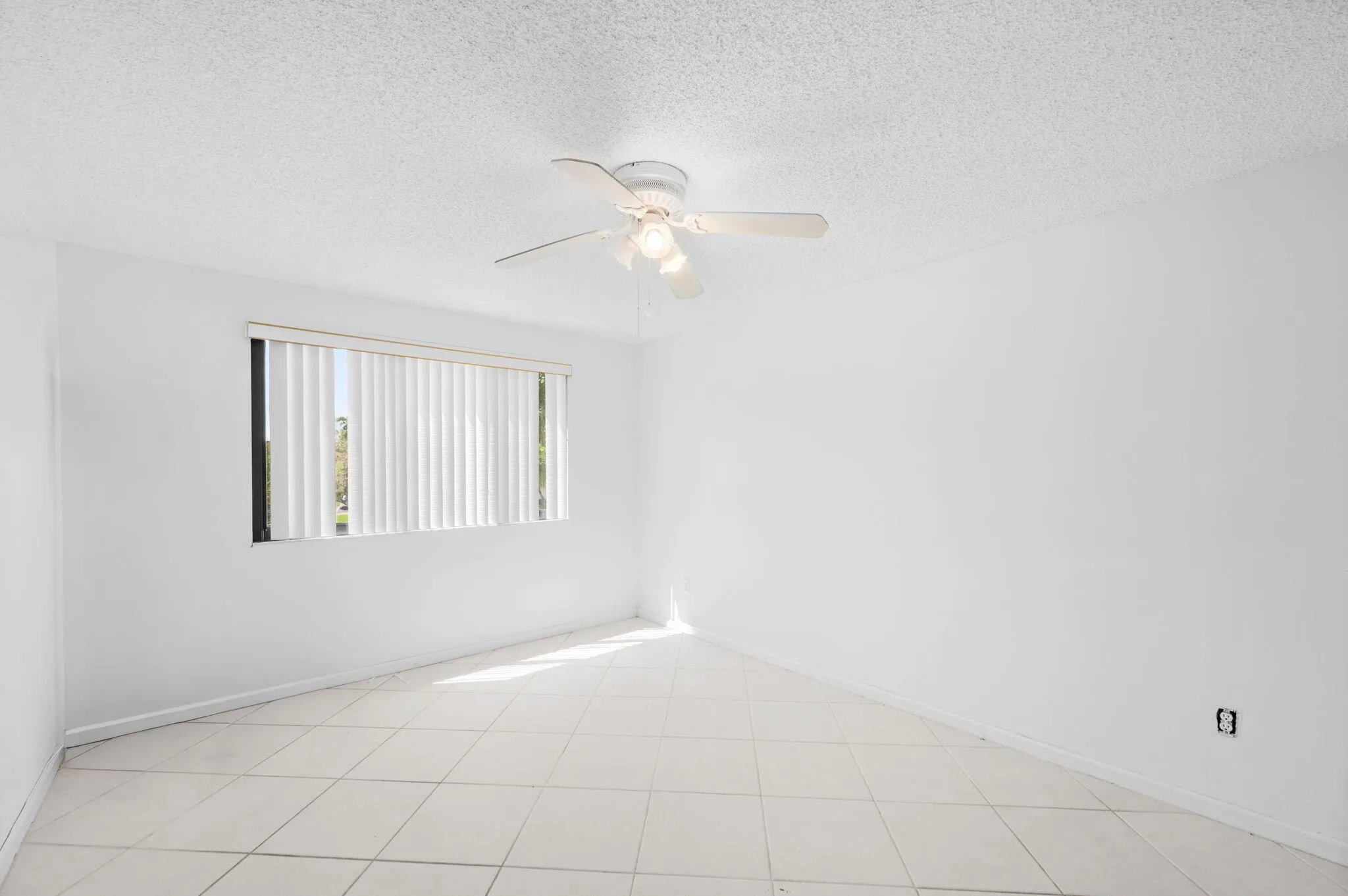 16-web-or-mls-10837 W Clairmont Cir #208
