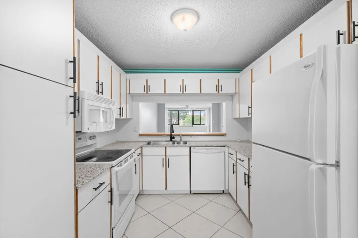 6-web-or-mls-10837 W Clairmont Cir #208