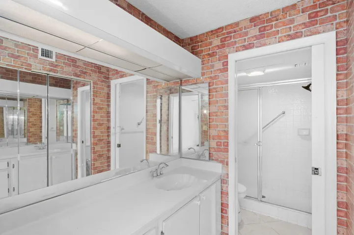 18-web-or-mls-10837 W Clairmont Cir #208