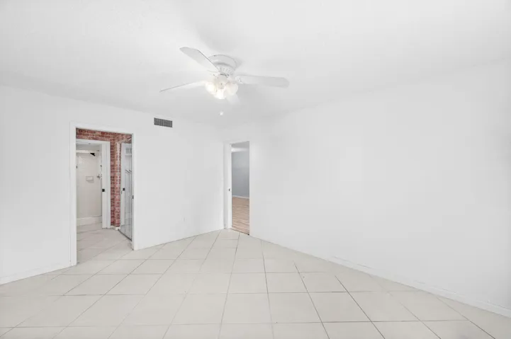 17-web-or-mls-10837 W Clairmont Cir #208