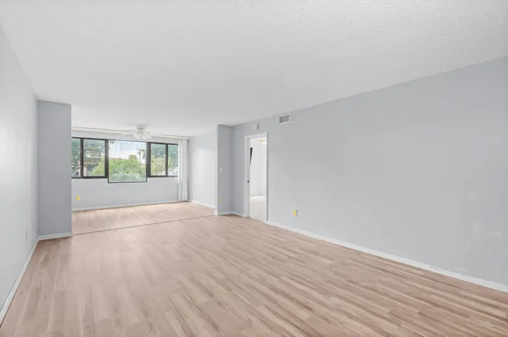15-web-or-mls-10837 W Clairmont Cir #208