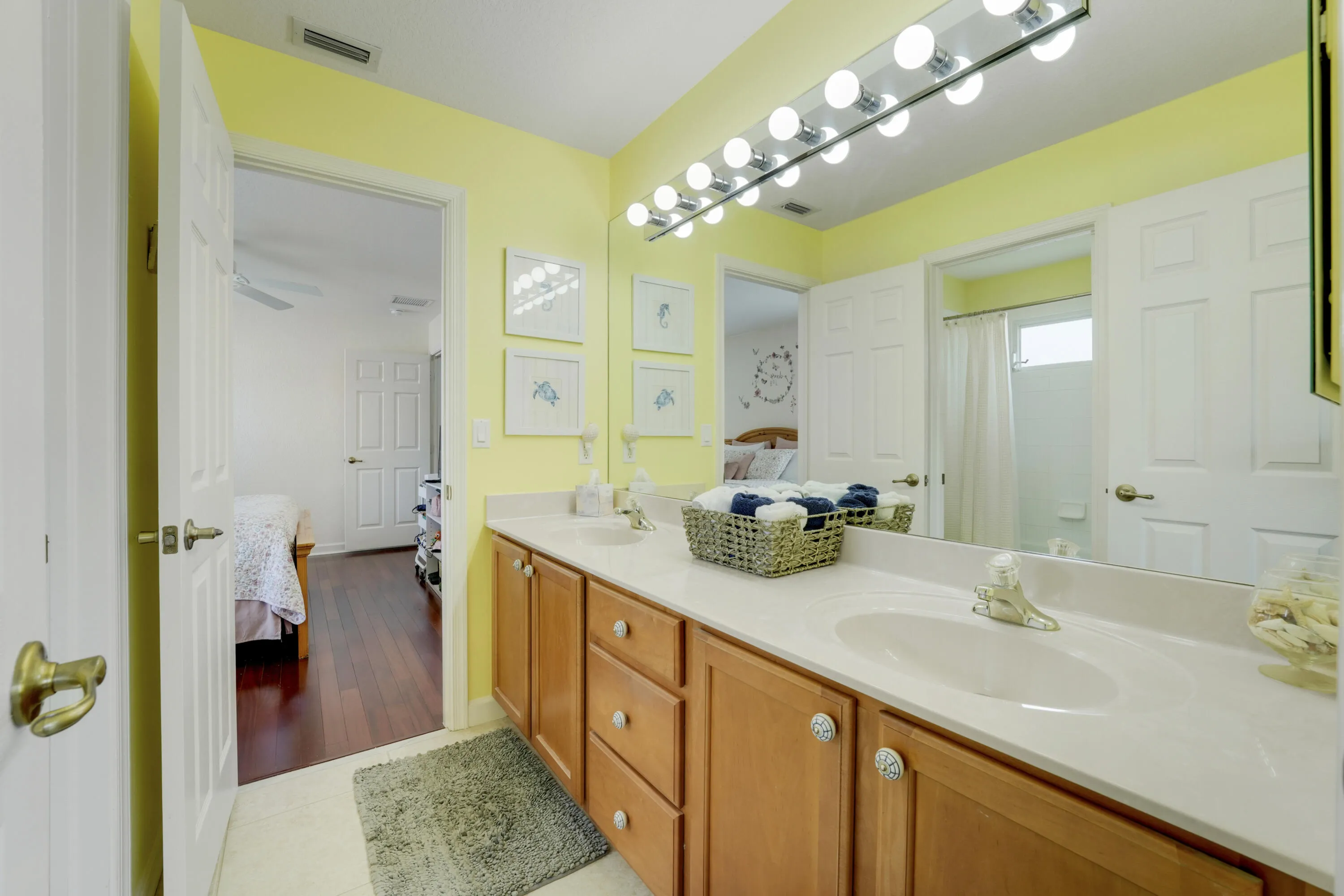 Shared bathroom with dual sinks and private access from adjoining bedrooms