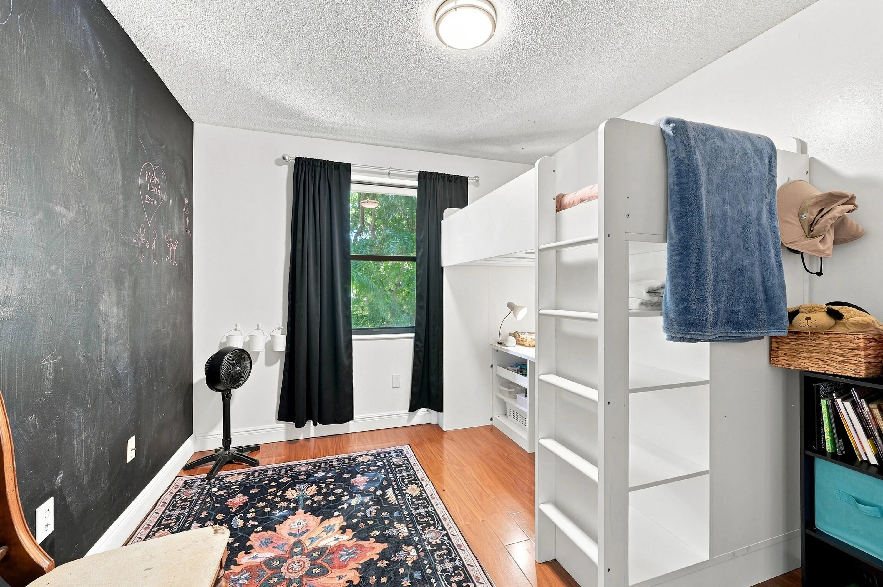 23_bedroom