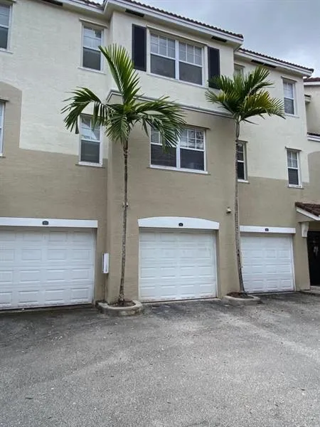 6020 W Sample Rd # 105 Coral Springs gar
