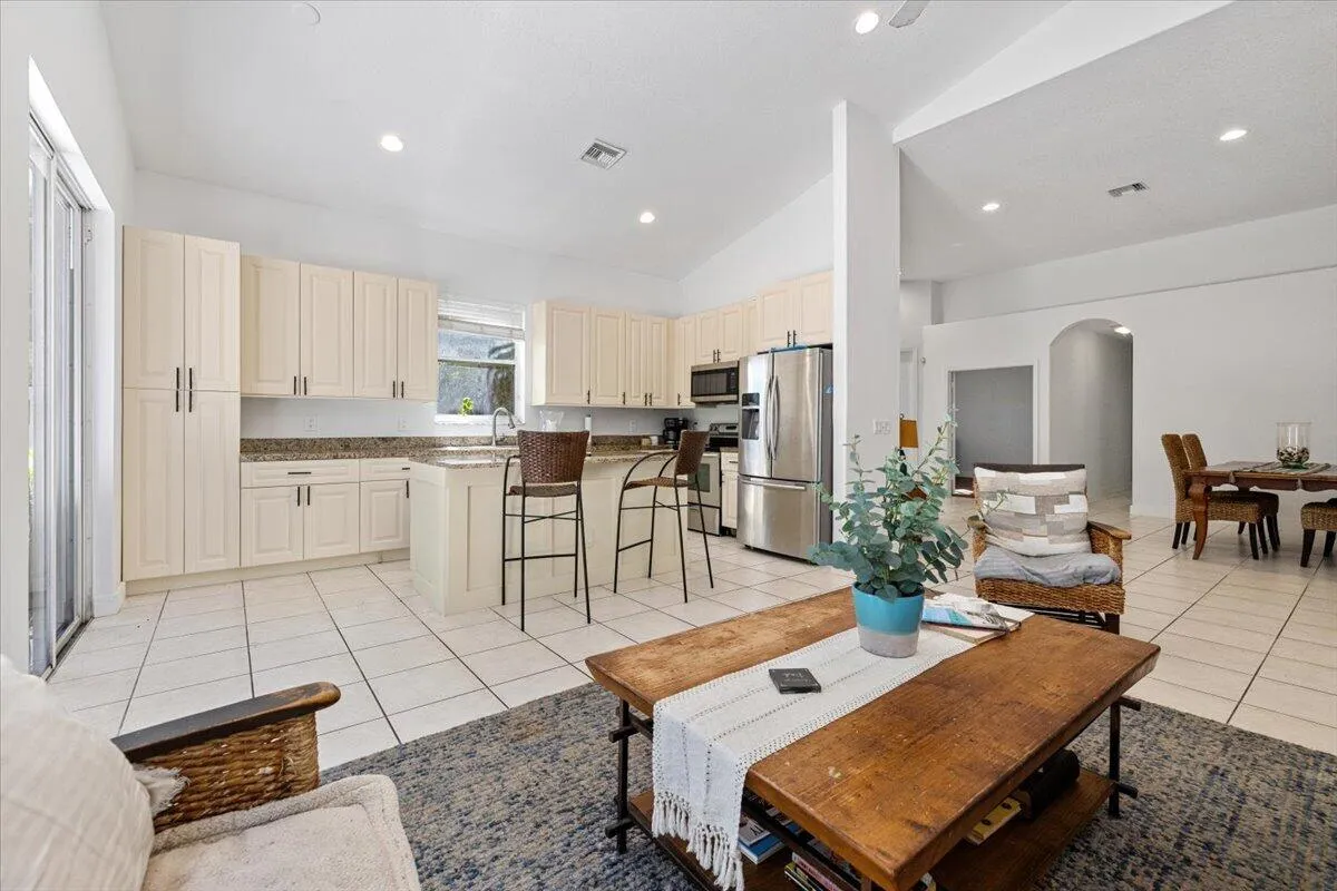 08-4841 N Classical Blvd A-0456