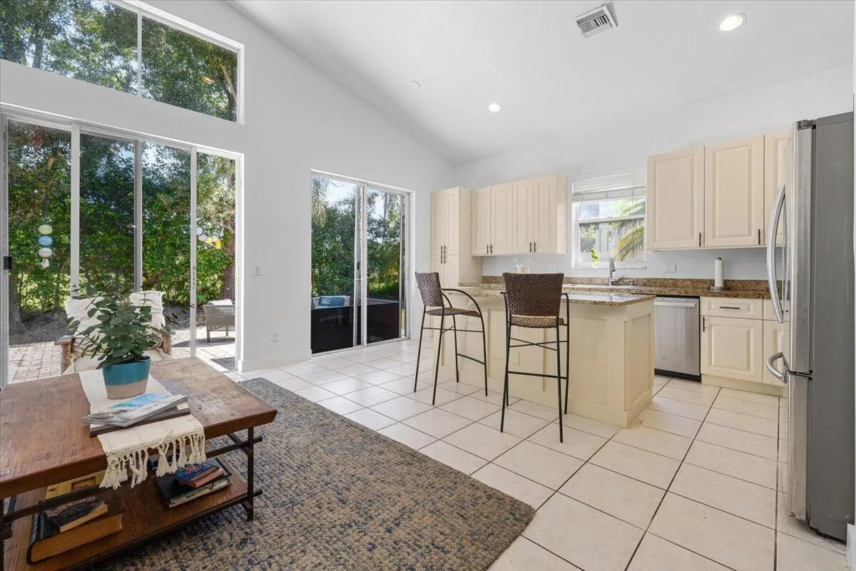09-4841 N Classical Blvd A-0467