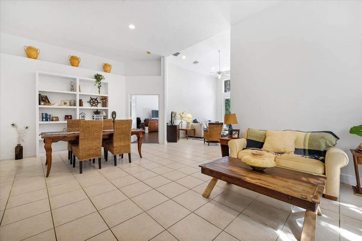 01-4841 N Classical Blvd A-0361
