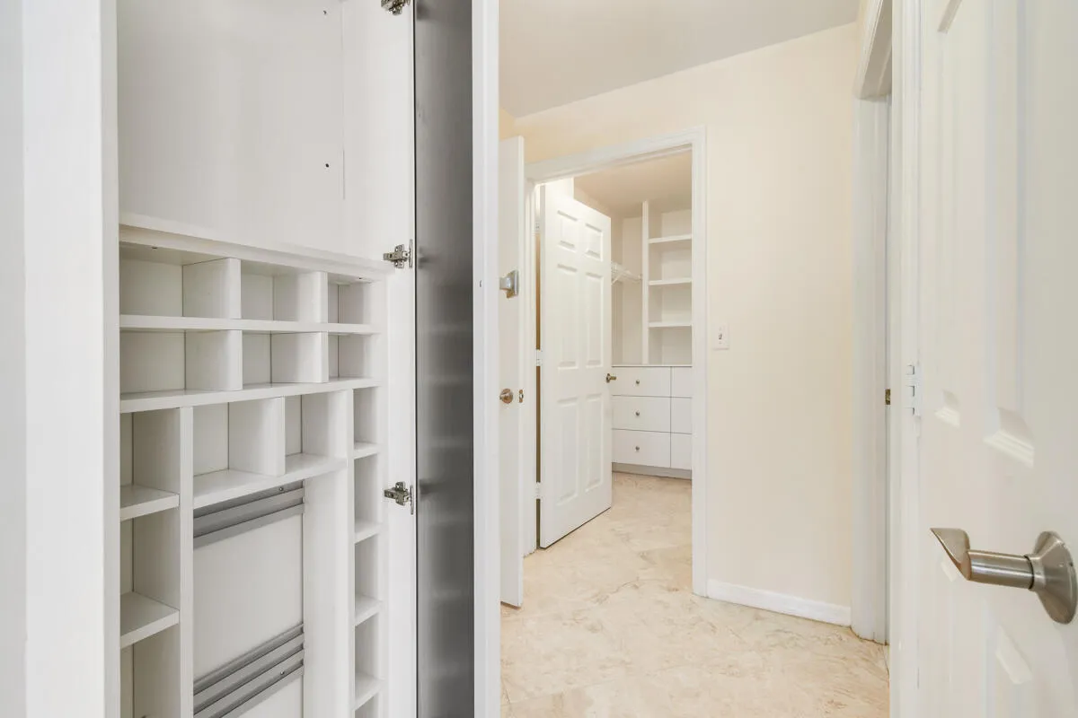 Master closet 3