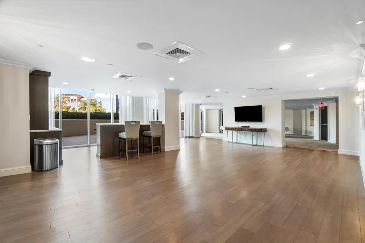 PARTY ROOM