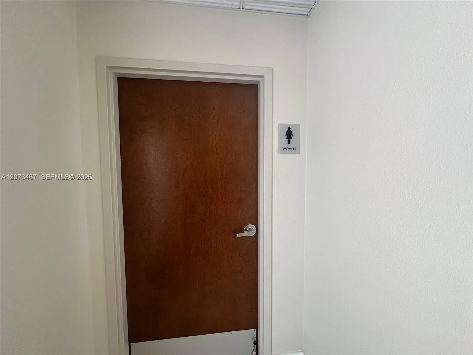 WOMAN'S LOCKER ROOM