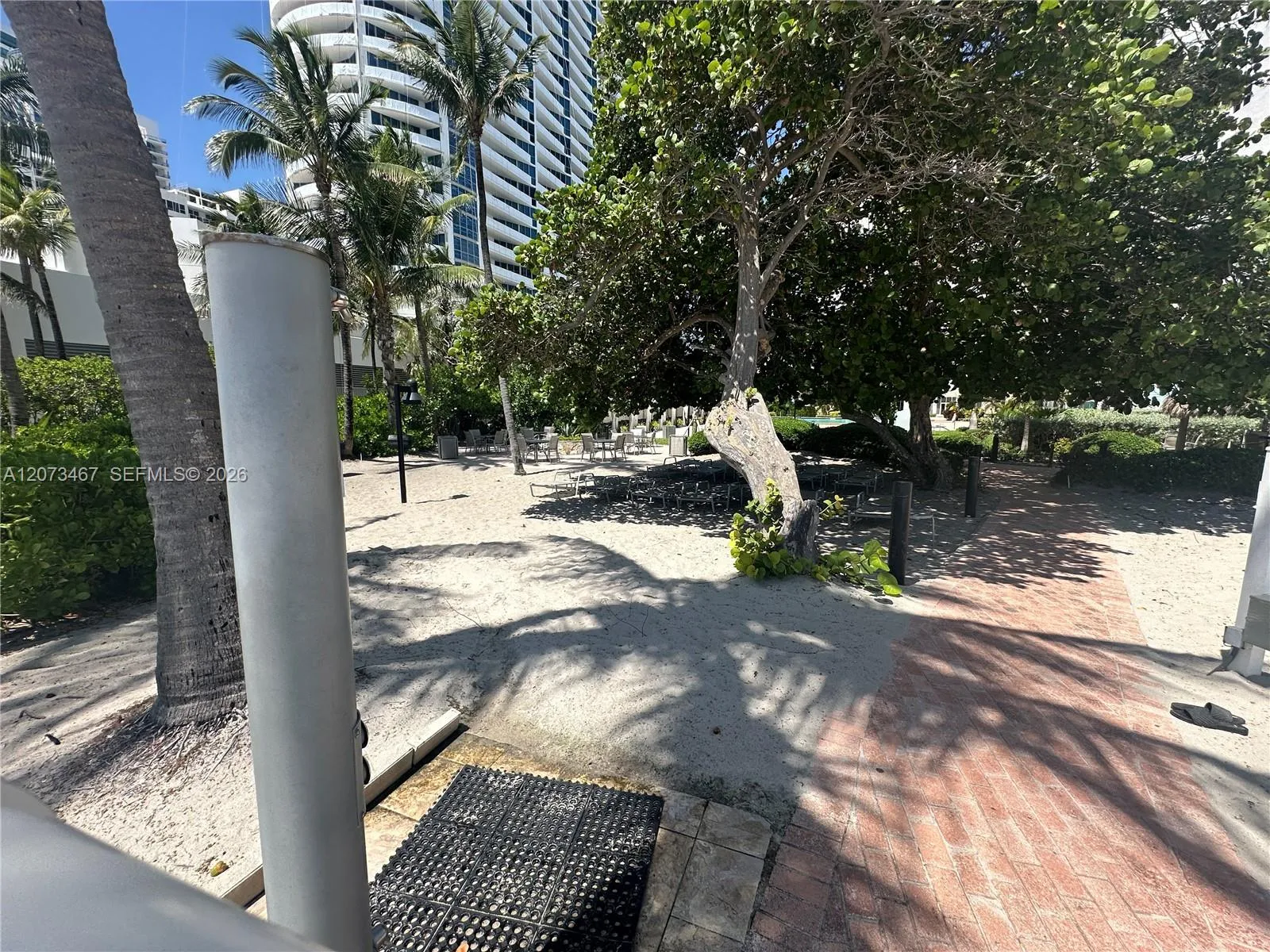 3001 BLDG POOL / PARK AREA