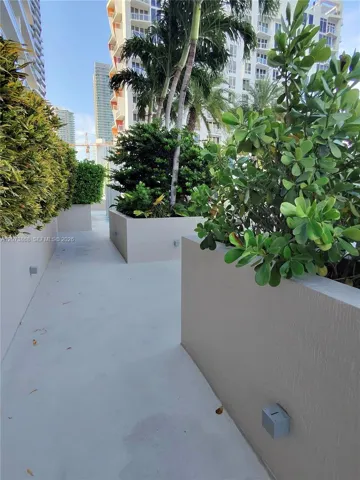 way to pool from Patio