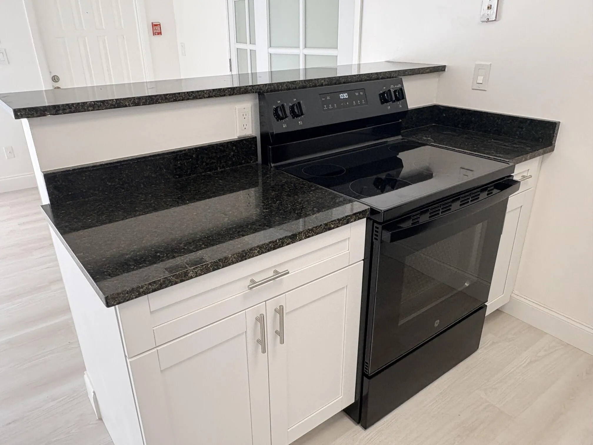 BLACK & WHITE ALWAYS LOOKS GOOD TOGETHER. NICE GRANITE COUNTERTOPS