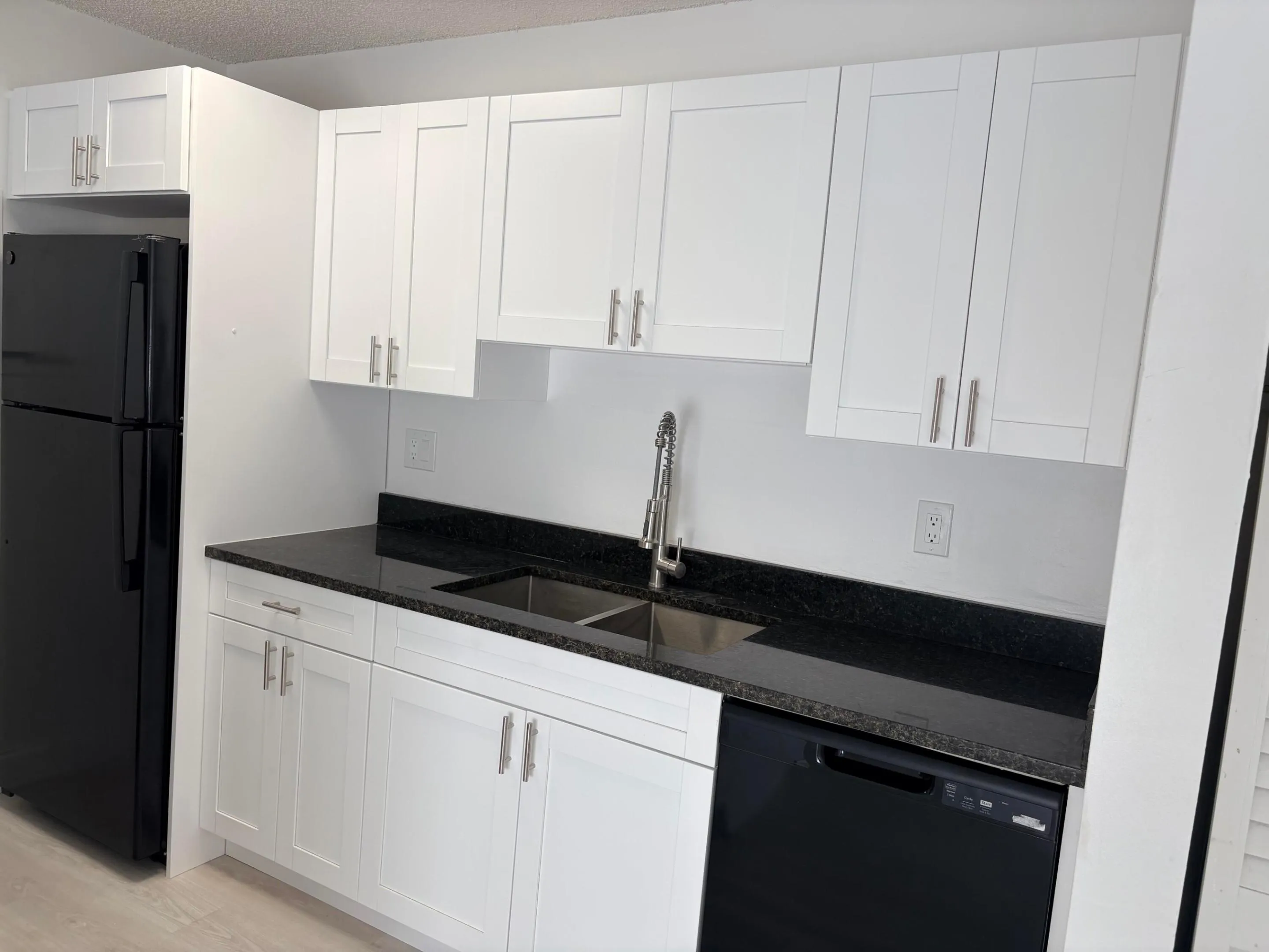IT IS A CLEAN ATTRACTIVE KITCHEN