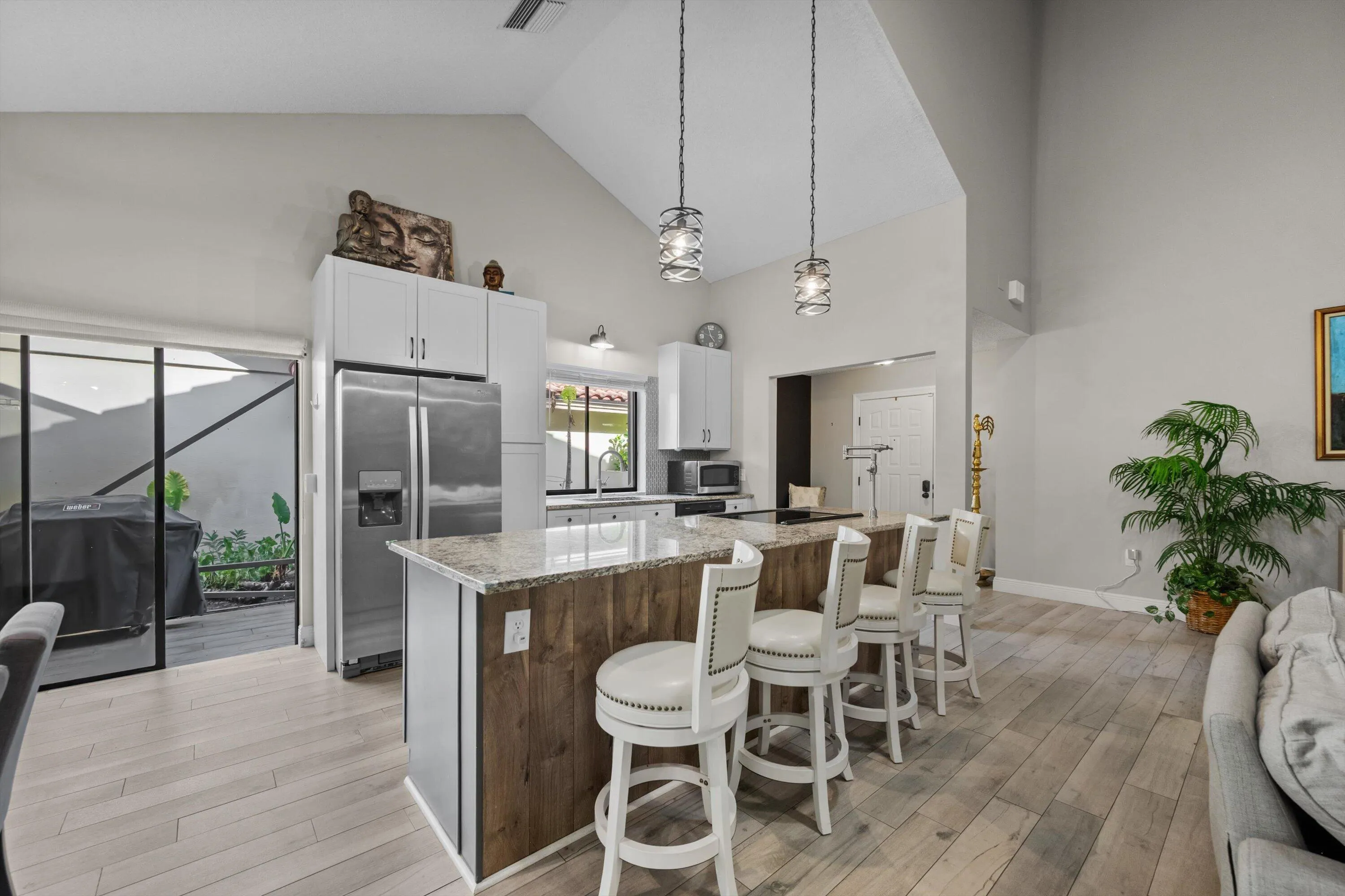 BEAUTIFUL KITCHEN TO ENTERTAIN