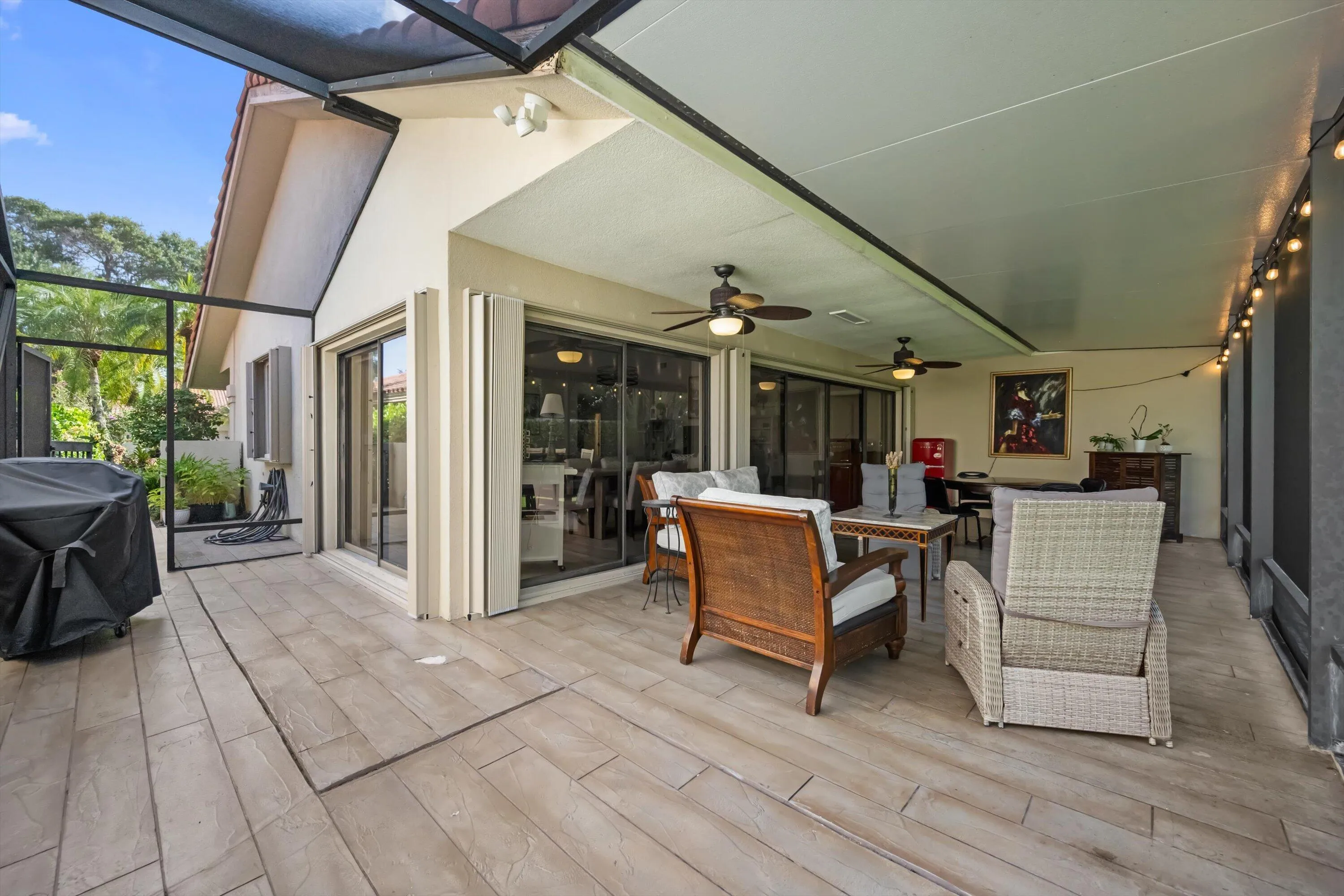 SPACIOUS PATIO FOR ENTERNAINING