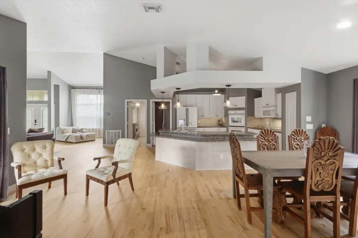 24_22. dining room & kitchen