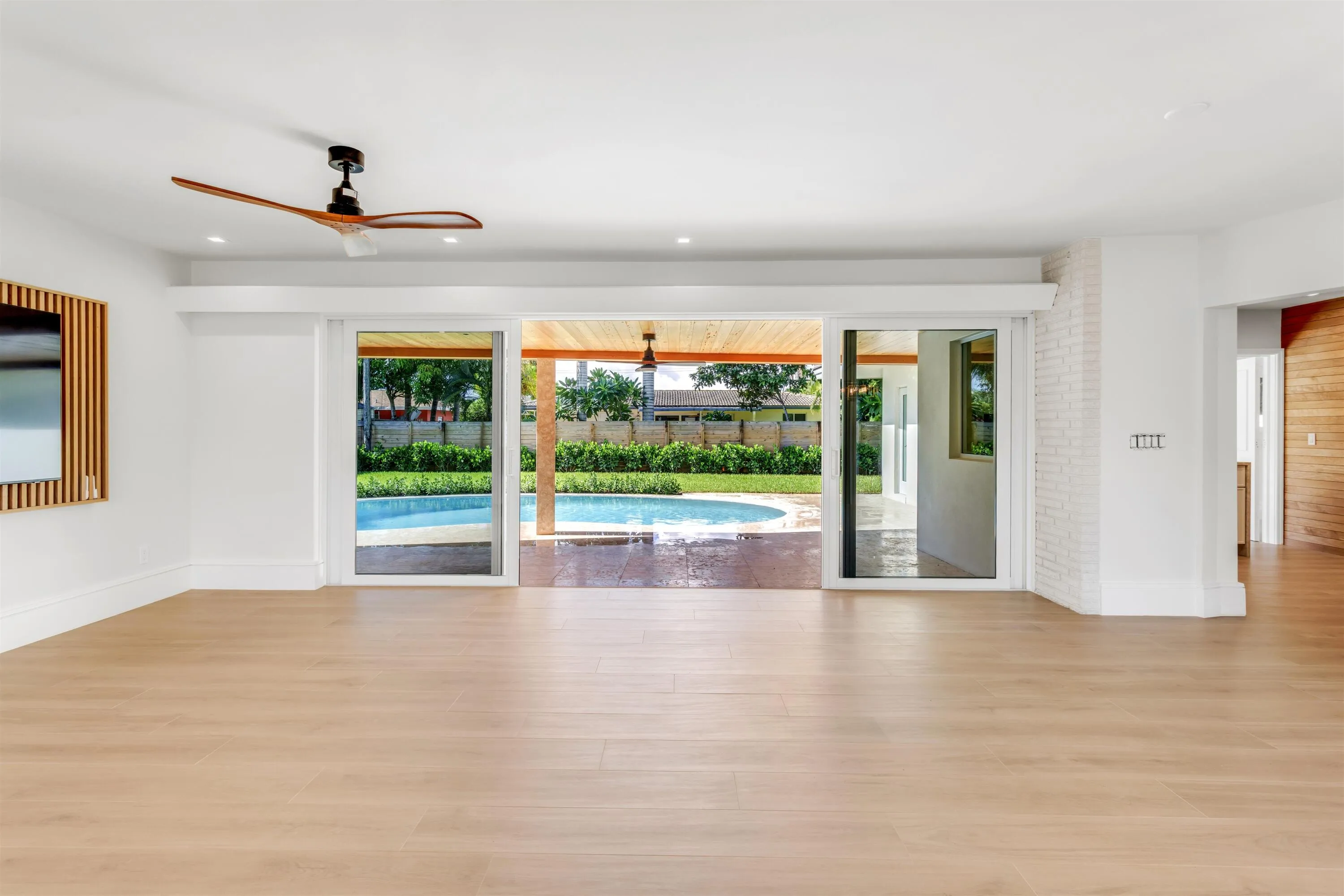 LIVING_ROOM_TO_POOL_1