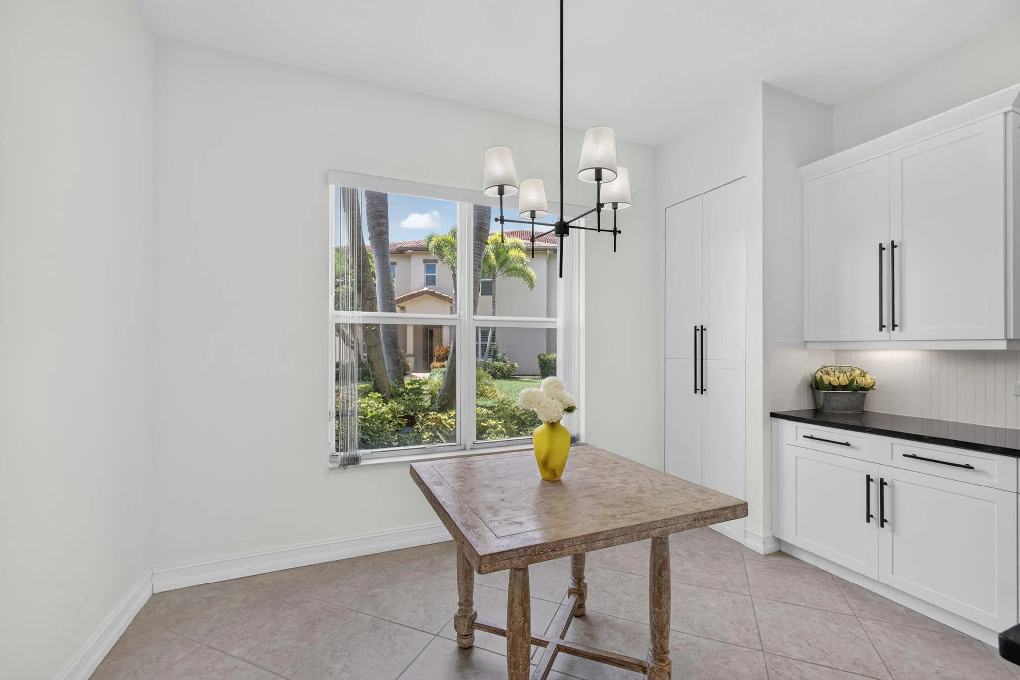 eatin kitchen with island