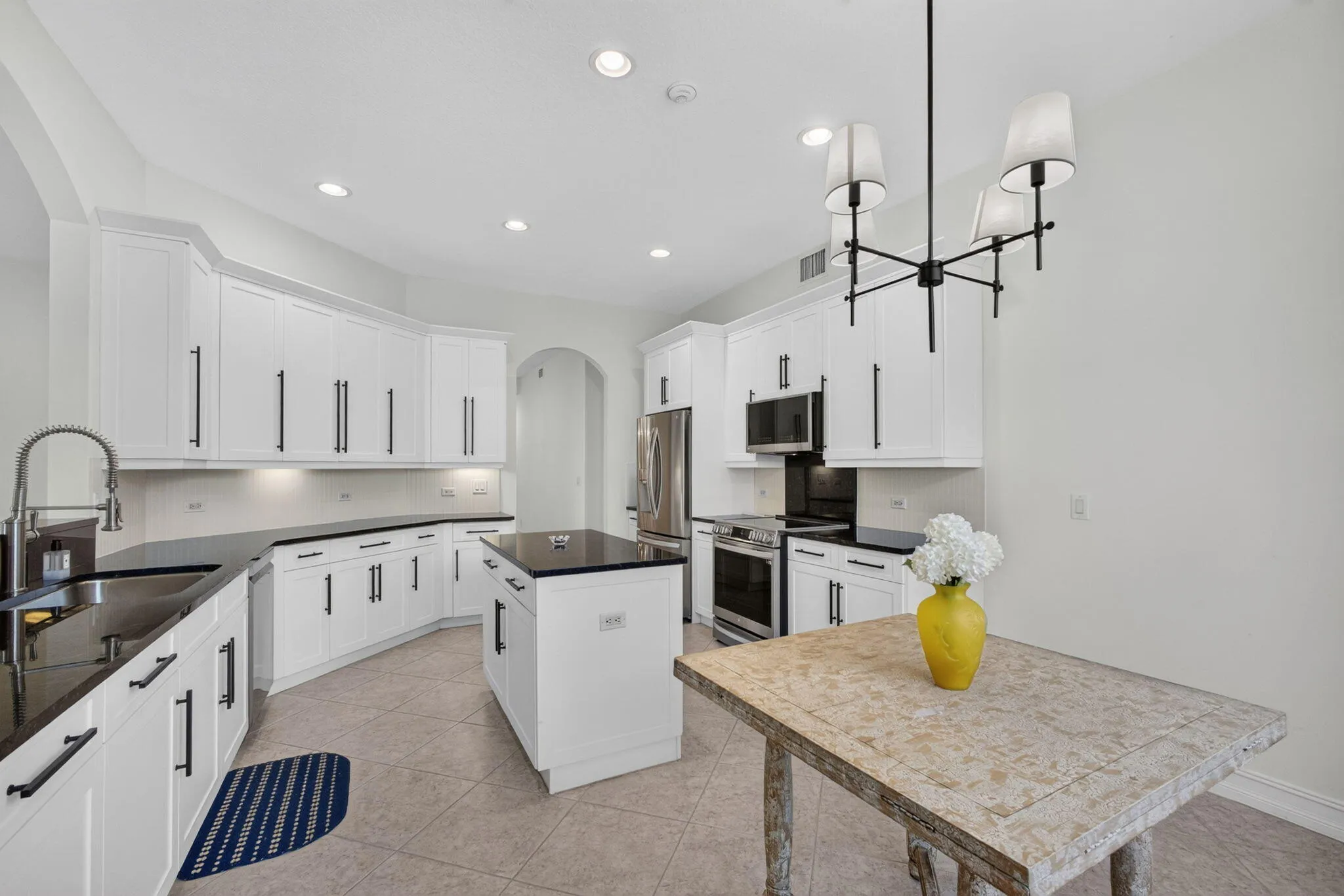 eatin kitchen with island