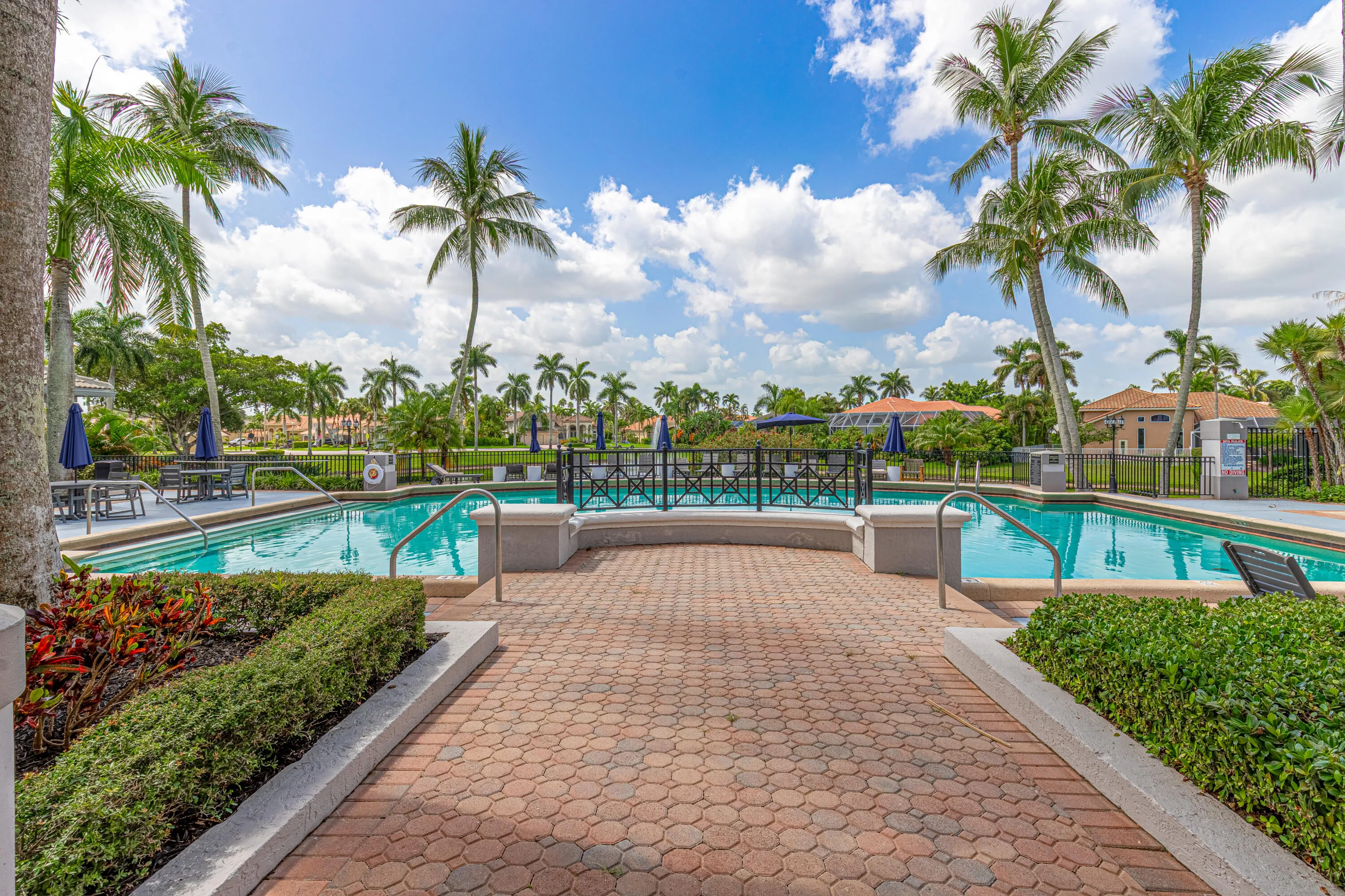 Clubhouse-Pool