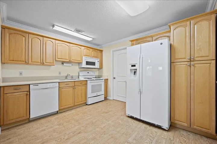 DINING/KITCHEN