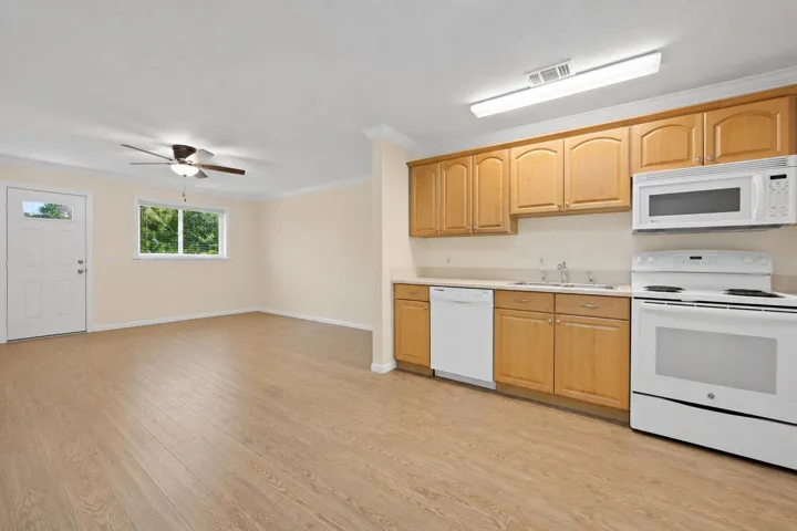 DINING/KITCHEN