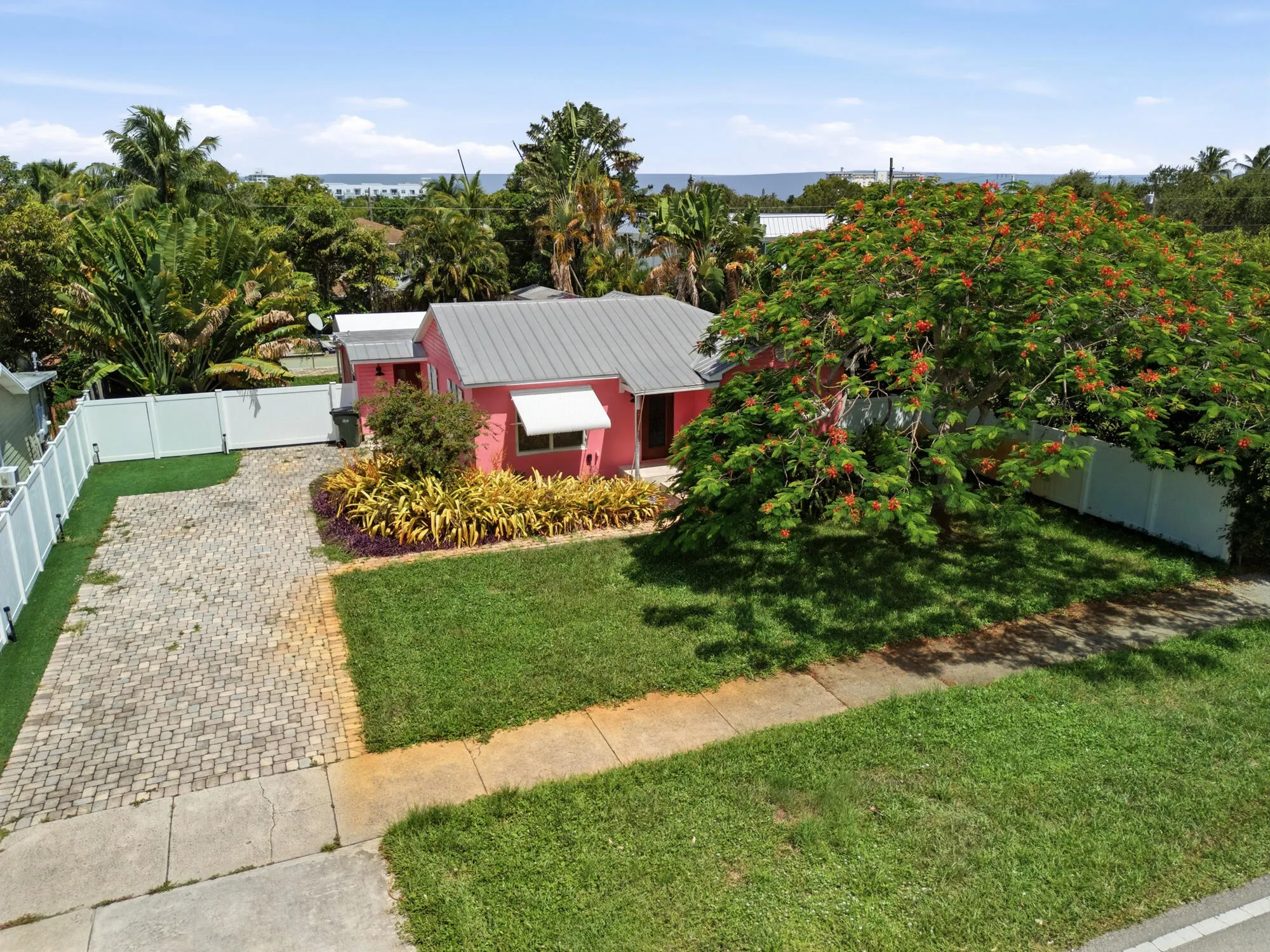 Charming Single Family Home walking distance to the Ave