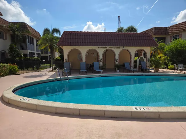 Pool & Clubhouse