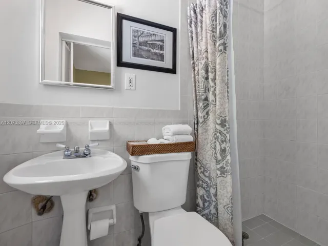En-suite Bath for Bedroom #2