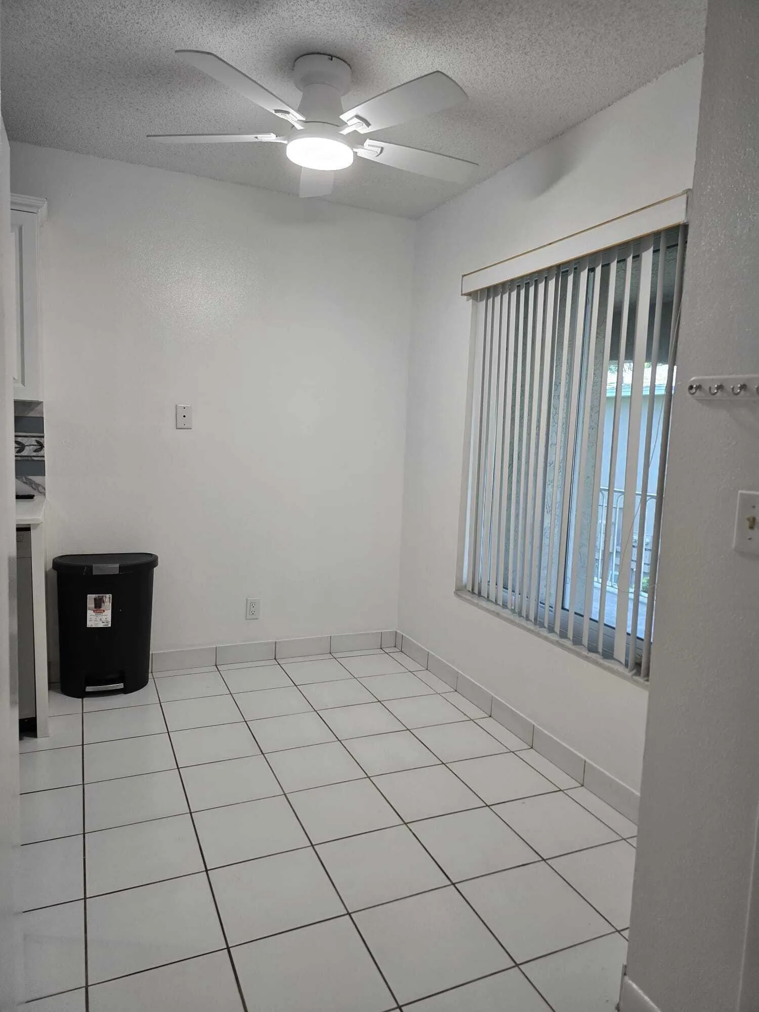 13696 Breakfast Area