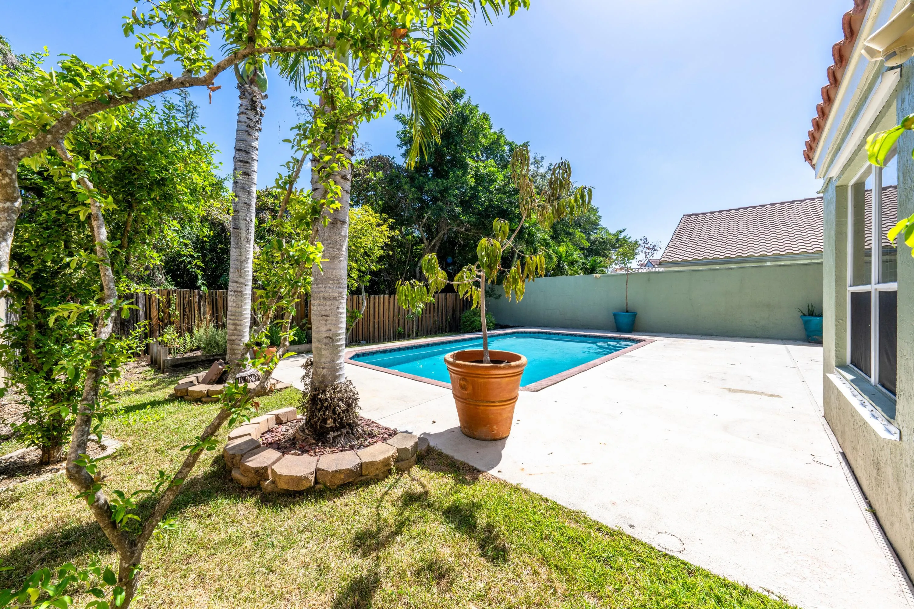 049-030-Back Yard-4000x2667