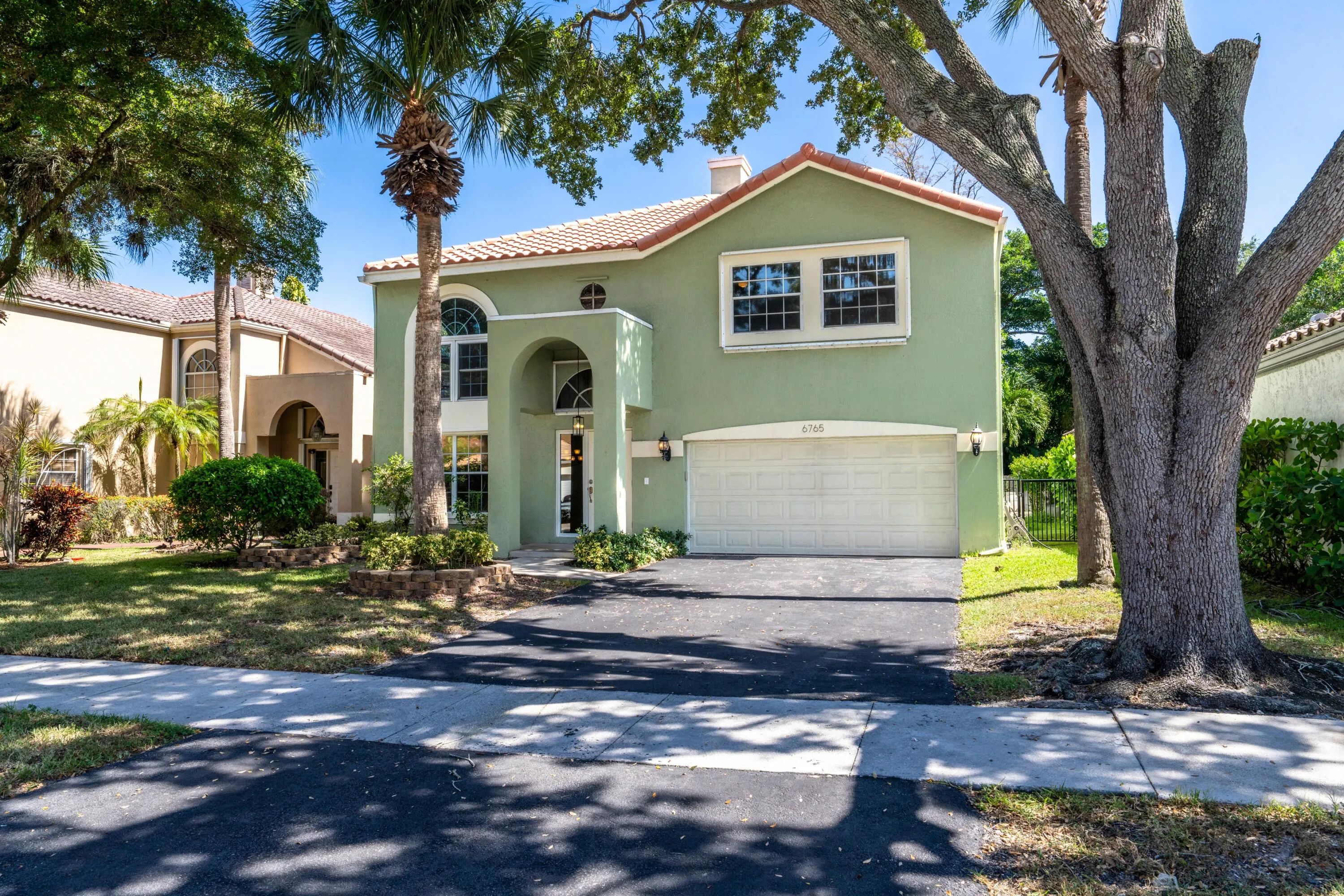 003-036-Front Yard-4000x2667