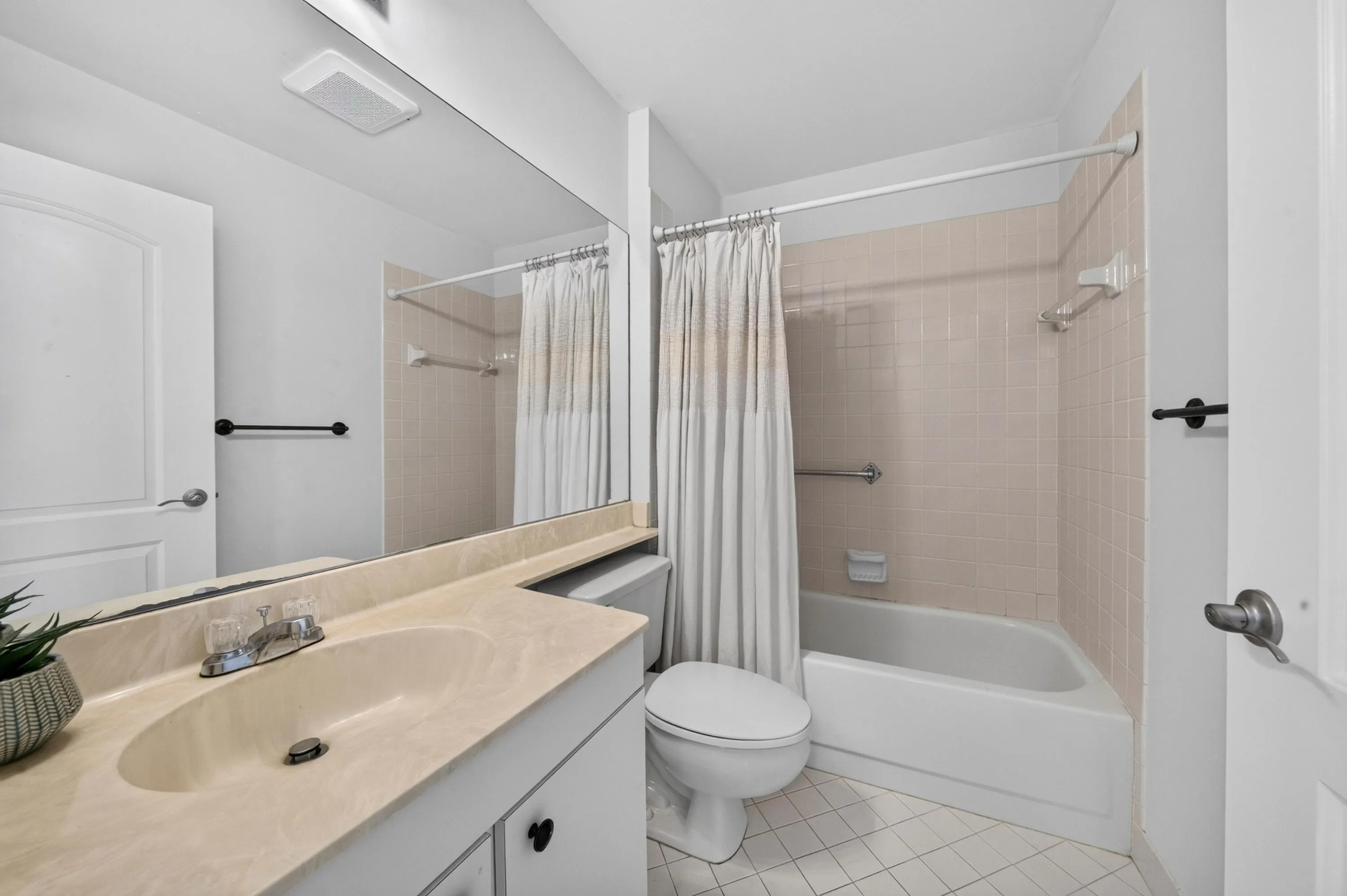 027-005-Downstairs Bathroom-4000x2662