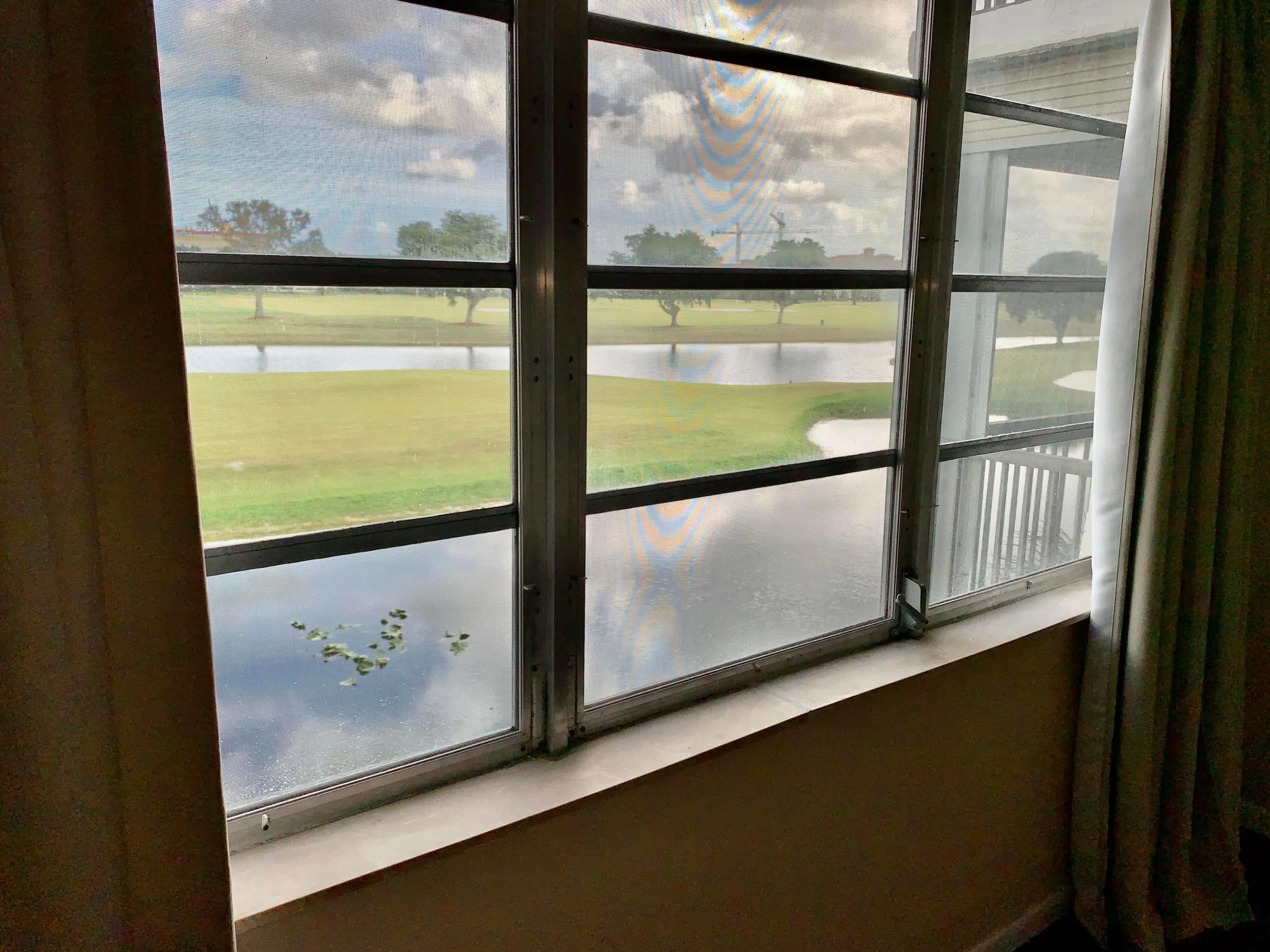 Expansive window providing direct visibility of a golf course and water features