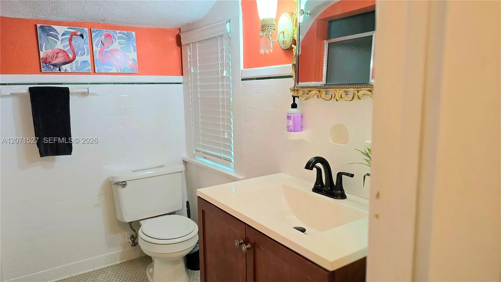 Full bathroom on the main level.