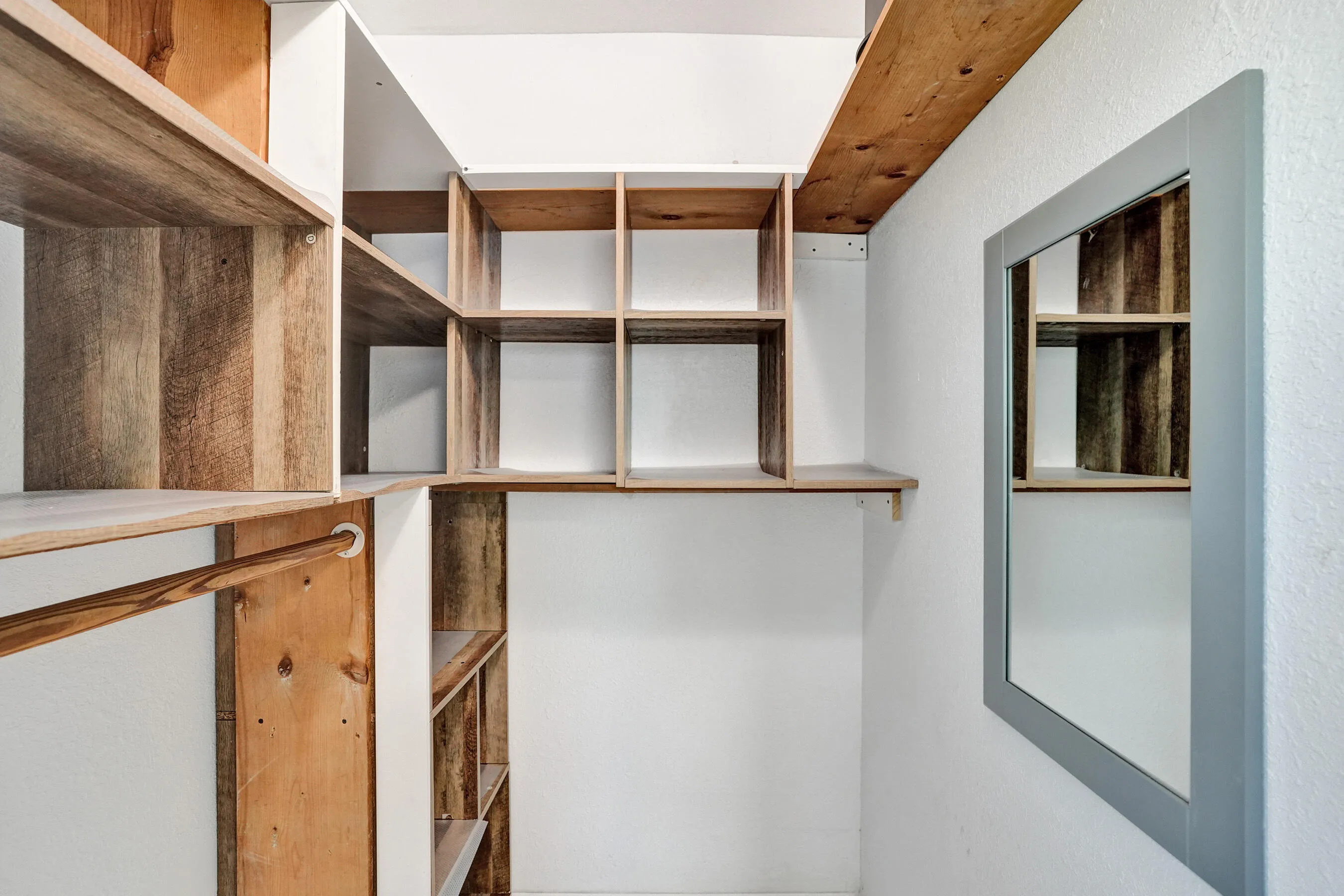 08 4th Closet 1