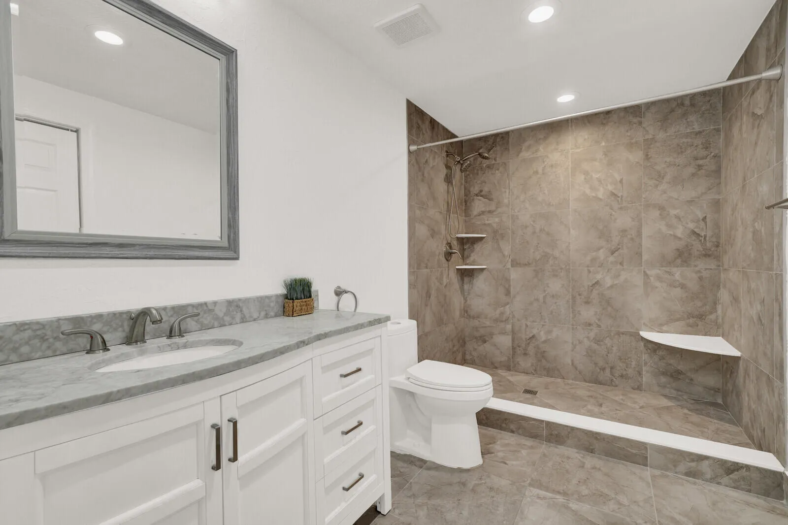 Principal EnSuite shower and bath vanity