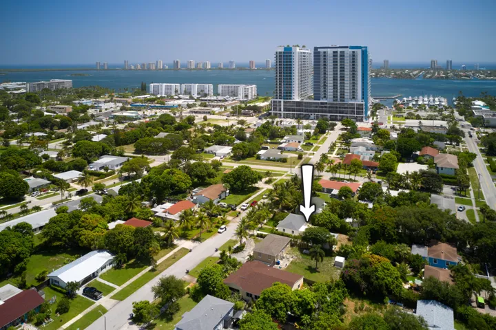 Close to new buildings and restaurants/beach
