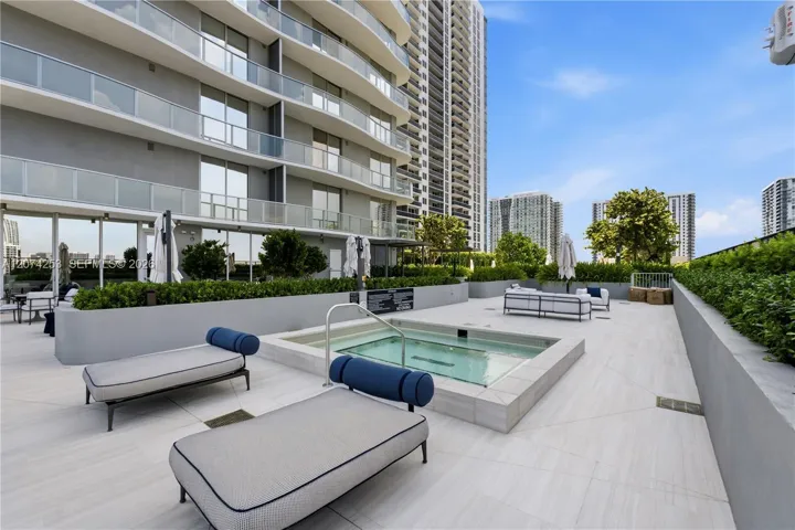 Jacuzzi - 11th Floor