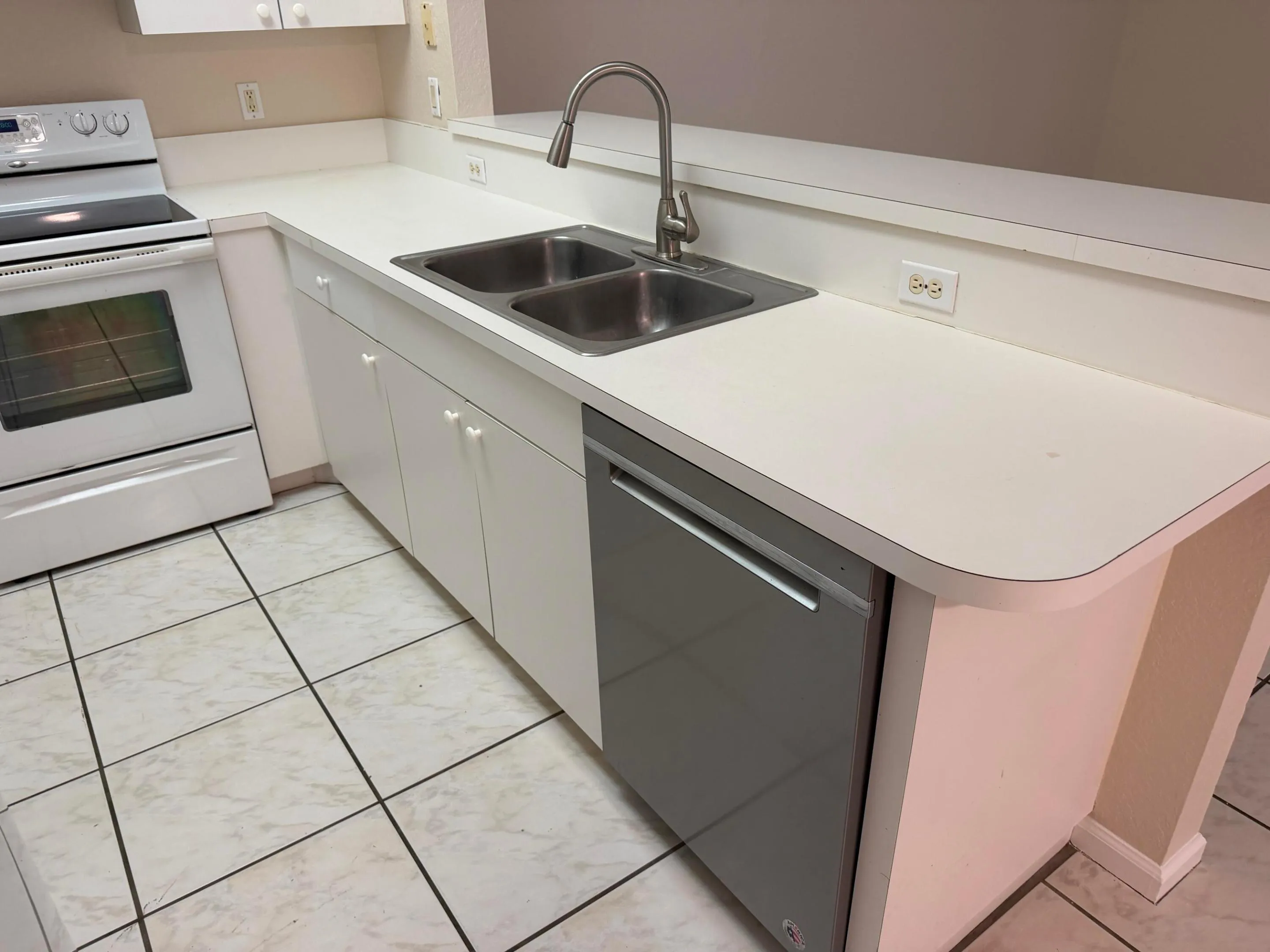 Kitchen w/ breakfast bar