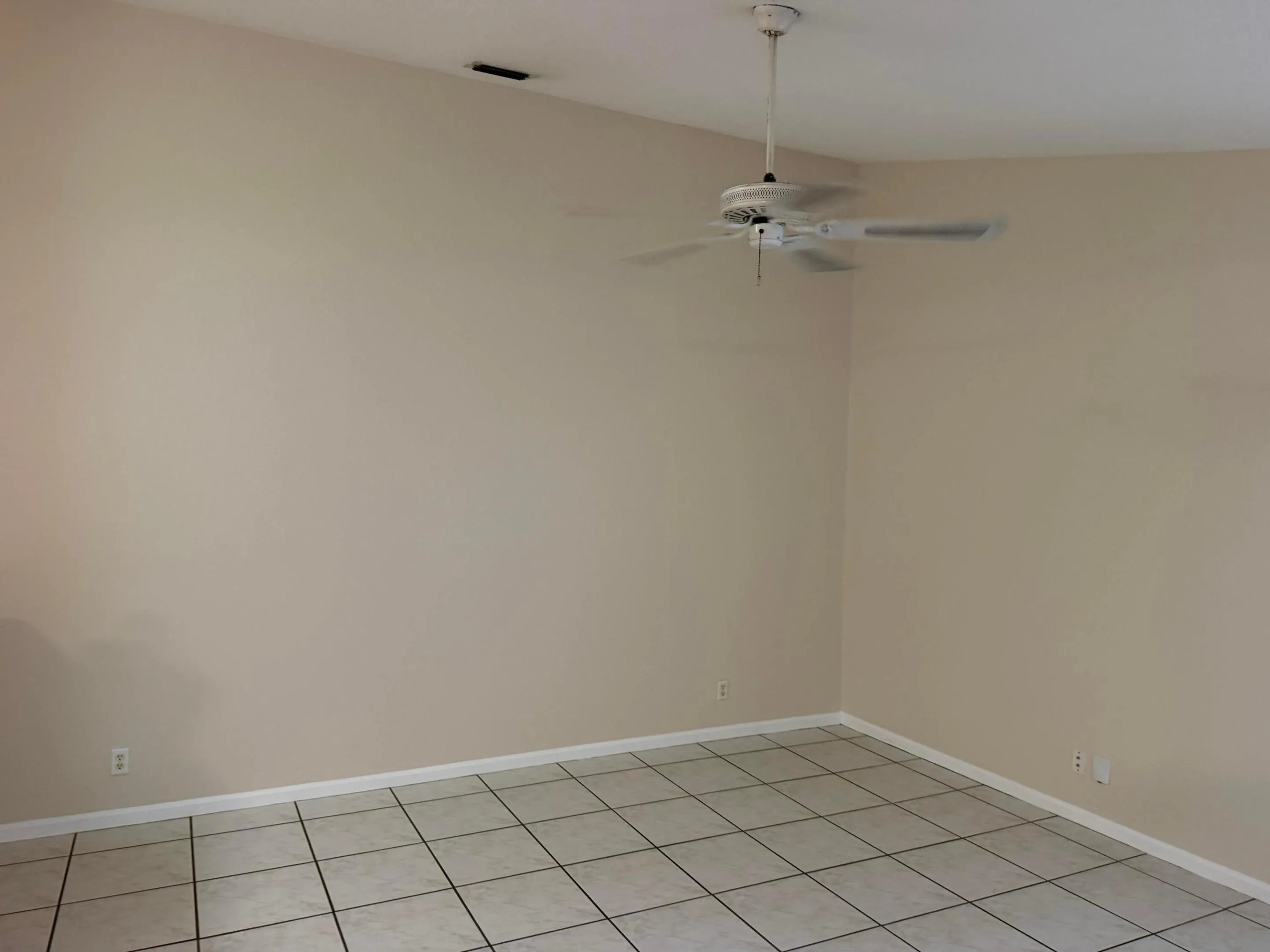 Living room w/ high ceiling