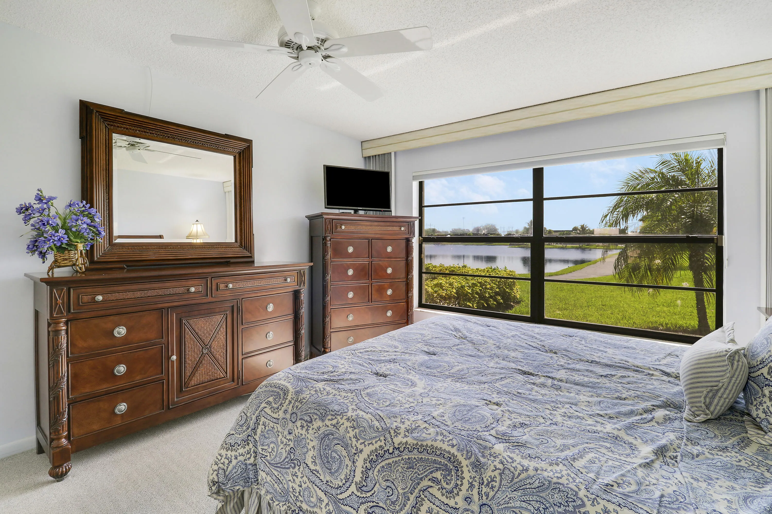 Wake up to lake views.