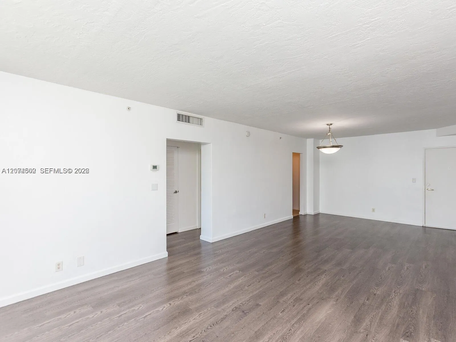 LIVING ROOM / DINING ROOM