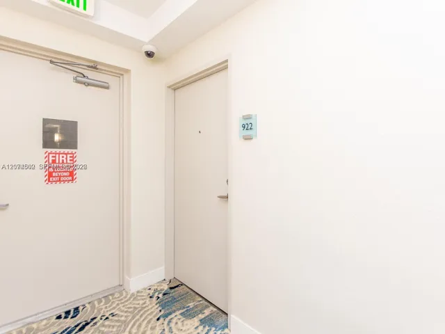 HALLWAY FRONT DOOR CORNER UNIT