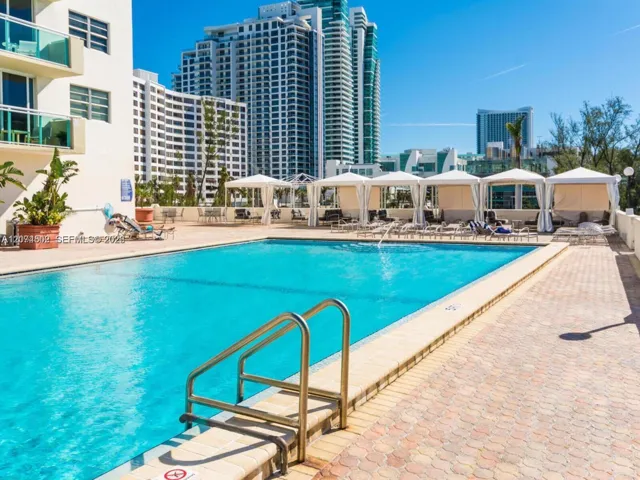 POOL CABANAS